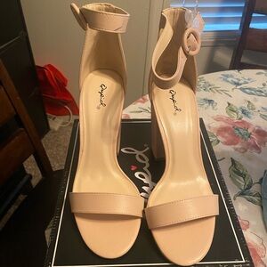 Qupid NWOT Women's Beige Block Heels. Size 9